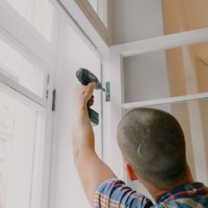 Instalador atornillando en marco de ventana. Foto: Pexels (licencia libre)