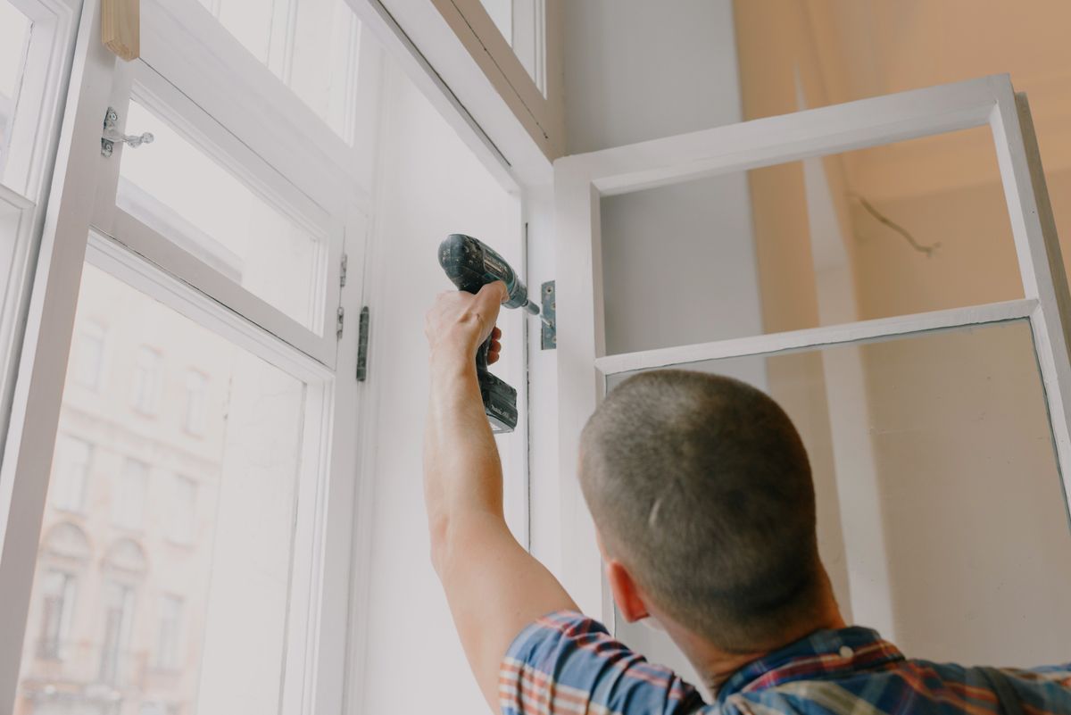 Instalador atornillando en marco de ventana. Foto: Pexels (licencia libre)
